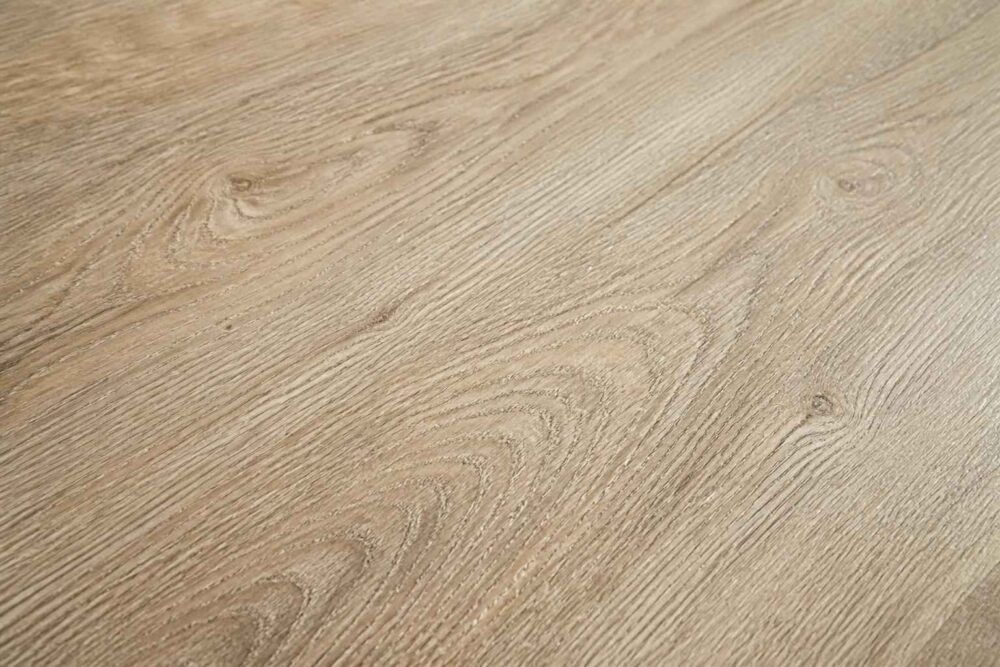 Jasne deski dębowe z naturalnym rysunkiem Jasna drewniana powierzchnia z charakterystycznym usłojeniem dębu i subtelnymi sękami