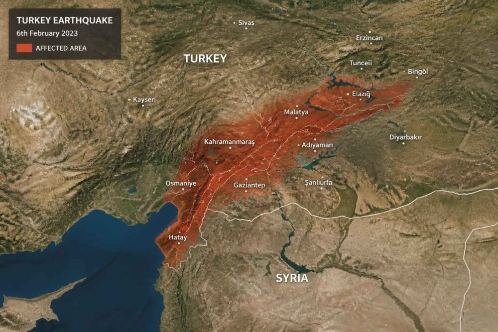 Mapa Turcji i Syrii z zaznaczonym obszarem trzęsienia ziemi z 6 lutego 2023 roku